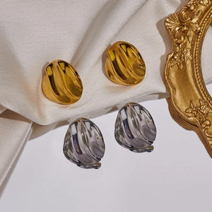Minimalistische unregelmäßige geometrische Ohrstecker in poliertem Gold und Silber Design