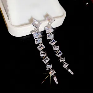 Orecchini pendenti in argento con zirconi rettangolari e design a cascata elegante