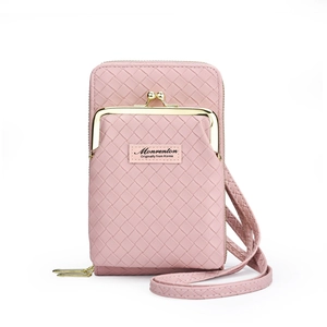 Détail de la pochette téléphone rose tissée avec cadre doré et étiquette Monrenton
