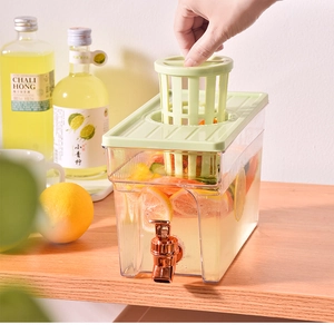 Dettaglio del dispenser per bevande con rubinetto oro rosa e cestello filtro verde