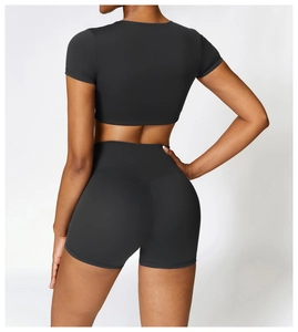 Vue arrière du short de sport noir taille haute et crop top avec effet push-up fessier