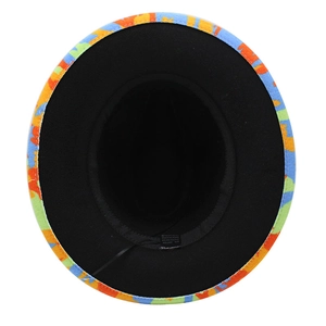 Dettaglio del lato inferiore del cappello fedora con motivo graffiti arancione e blu