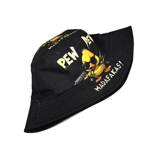 Vue détaillée du chapeau bob noir en coton avec un motif de canard de dessin animé cool