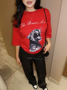 Dettaglio della stampa tigre Brave Soul e scritte su una maglietta rossa in cotone