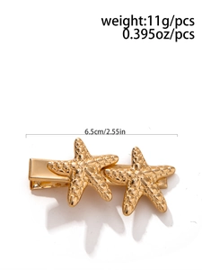 Détails de deux barrettes en métal doré en forme d'étoile de mer avec dimensions et texture