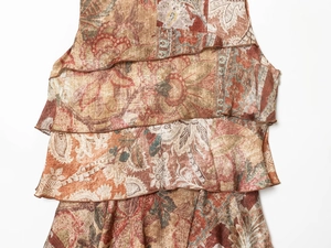 Vue détaillée de l'ourlet à volants superposés sur cette robe mini à imprimé paisley