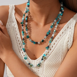 Vue détaillée du collier bohème multi-rangs avec perles bleues et charms coquillages