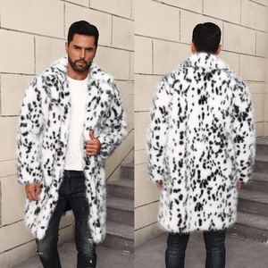 Détail d'un manteau en fausse fourrure pour homme avec motif dalmatien et revers