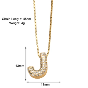 Detailansicht des goldenen J-Buchstaben-Anhängers mit Zirkonia und 45cm Kettenlänge