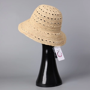 Vue détaillée du chapeau de soleil pliable en paille avec tissage ajouré et protection UPF 50+