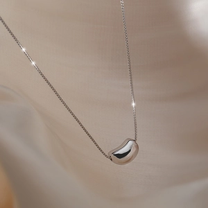 Collier minimaliste avec pendentif grain d'argent sur fine chaîne en maille miroir