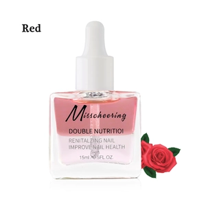 Gros plan sur l'huile nutritive bicolore pour ongles avec décor de roses rouges