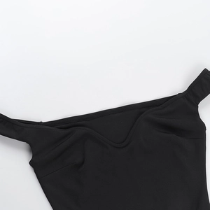 Détail de l'encolure en U et de la coupe aux épaules sur un haut noir ajusté et sexy