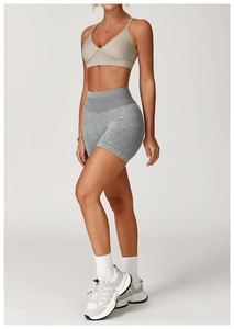 Détail du short de yoga sans couture taille haute avec texture délavée marbrée