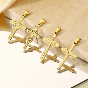 Pendentifs croix en or 18k avec motifs cœur et infini sur pierre avec reflets