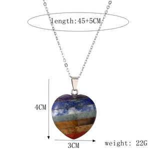 Vue détaillée d'un pendentif cœur arc-en-ciel en pierre de chakra avec chaîne argentée