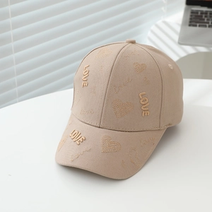 Détail de la broderie LOVE sur casquette de baseball beige pour enfants de 3 à 8 ans