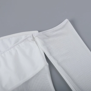 Vue détaillée de la robe blanche moulante avec empiècement en résille et texture tricot