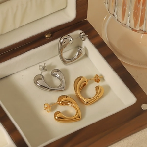 Polierte 18K Gold- und Silber-Herzohrringe in einer luxuriösen Schmuckschatulle aus Holz