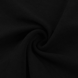 Détail du tissu texturé noir avec drapé diagonal pour la combinaison élégante