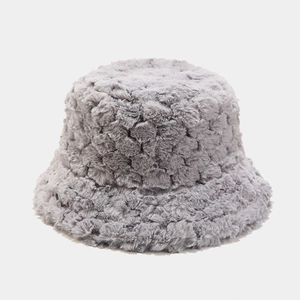 Détail d'un chapeau bob en fausse fourrure grise avec une texture d'hiver douce et chaude