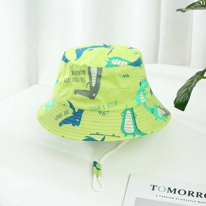 Détail du chapeau de soleil vert pour enfants avec motifs de crocodiles bleus