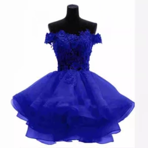 Abito corto da principessa blu reale con spalle scoperte, pizzo e gonna in tulle a strati