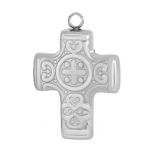 Gros plan d'un pendentif croix en argent gravé avec des textures rétro uniques