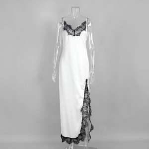 Détail de robe longue en satin blanc avec dentelle de cils noire et fente latérale