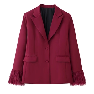 Completo tailleur slim bordeaux da donna con polsini in piume e risvolto classico