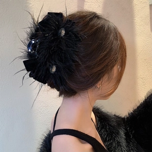 Pince à cheveux élégante en plumes noires et velours avec strass brillants pour femme