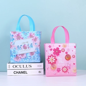 Sacs cadeaux fête des mères en non-tissé rose et bleu avec motif floral en 3D