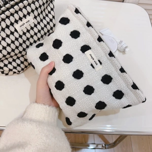 Trousses cosmétiques minimalistes à carreaux et pois noir et blanc avec étiquette