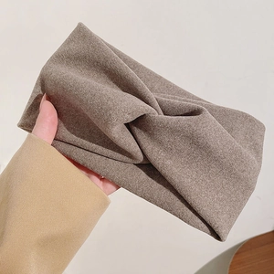 Vue détaillée d'un bandeau en maille camel avec un design élégant de nœud central torsadé