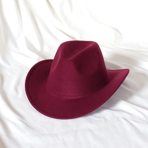 Detailansicht der burgunderroten Wollfilz-Fedora mit modisch hochgeschlagener Cowboy-Krempe