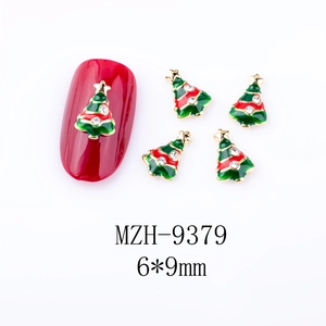 Detailansicht von 6x9mm grünen Weihnachtsbaum-Nagelanhängern mit Strasssteinen