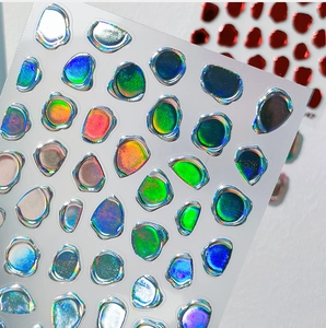 Gedetailleerde macro-opname van 5D-holografische nagelstickers met iriserende druppels