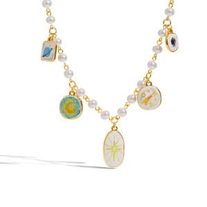 Collier en perles d'acier titane avec pendentifs célestes soleil et lune dorés chic