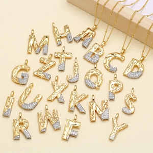Colliers dorés avec 26 pendentifs lettres, sertis de zircons et chaîne à billes fine