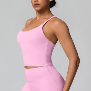 Vue latérale du legging de yoga rose à taille haute et de l'ensemble de soutien-gorge sport