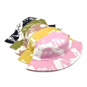 Plusieurs bobs tie-dye en rose, jaune et vert avec des imprimés graffiti abstraits