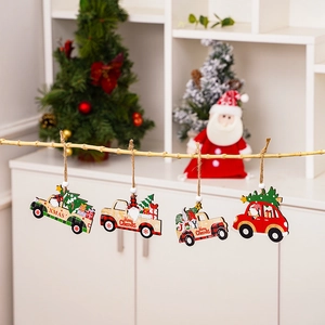 Detailansicht von hölzernen Weihnachtsauto-Anhängern mit Gnomen an Kordel