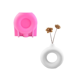 Dettaglio stampo in silicone rosa per creare vasi a ciambella in stile nordico minimalista