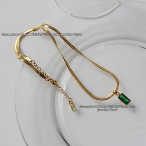 Détail de la chaîne serpent plaquée or 18 carats avec pendentif carré vert émeraude