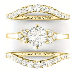 Detalle del conjunto de anillos dorados con grabado I Love You y piedra redonda