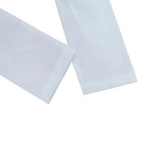 Détail de manchons en maille blanche avec coutures précises et tissu respirant