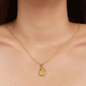 Collier minimaliste en acier inoxydable plaqué or 18 carats avec pendentif en coquillage