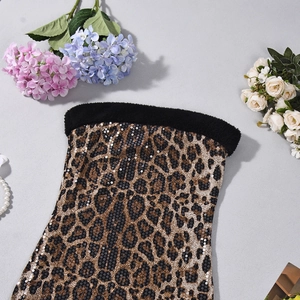 Platte lay-out van pailletten jurk met luipaardprint, imitatiebont en parelketting