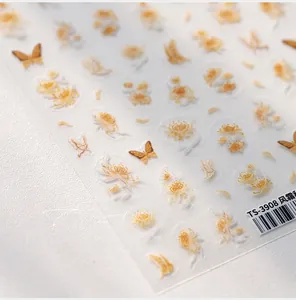 Makrodetail der goldenen Schmetterlings- und Gänseblümchen-Nagelsticker Modell TS-3908