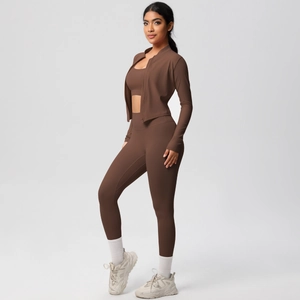 Set yoga marrone in tre pezzi con giacca a zip, reggiseno sportivo e leggings a vita alta